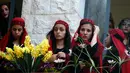 Sejumlah model menunggu giliran saatm mengikuti peragaan busana tradisional Palestina di Kota Tua Nablus, Tepi Barat, Palestina, Selasa (22/8). Peragaan busana ini sebagai salah satu upaya untuk melestarikan budaya Palestina. (AFP Photo/Jaafar Ashtiyeh)