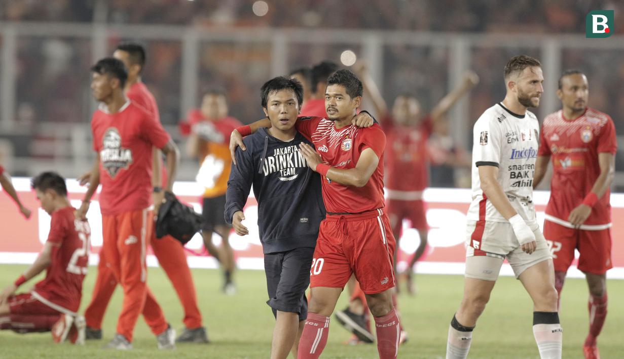 Seorang Jakmania menerobos lapangan saat merayakan kemenangan Persija Jakarta atas Bali United pada final Piala Presiden di SUGBK, Jakarta, Sabtu (17/2/2018). Persija menang 3-0 atas Bali United. (Bola.com/M Iqbal Ichsan)