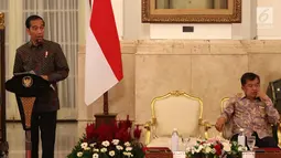 Presiden Joko Widodo atau Jokowi (kiri) didampingi Wakil Presiden Jusuf Kalla memimpin Sidang Kabinet Paripurna di Istana Negara, Jakarta, Senin (9/4). Sidang Kabinet Paripurna membahas dua hal. (Liputan6.com/Angga Yuniar)