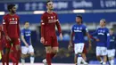 Kapten Liverpool, Jordan Henderson, tampak kecewa usai gagal mengalajkan Everton pada laga Premier League di Stadion Goodison Park, Minggu (21/6/2020). Laga Derbi Merseyside edisi ke-236 itu berakhir 0-0. (AP/Shaun Botterill)