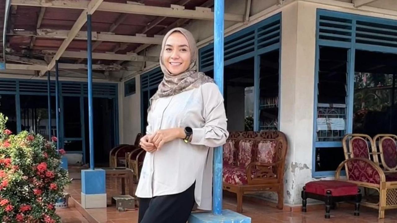 Enno Lerian mengabadikan foto di kampung halaman. Dia berfoto dengan latar rumah Mbak sang ibu.&nbsp;
