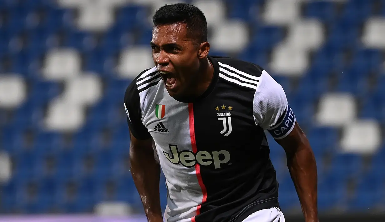 Bek Juventus,  Alex Sandro berselebrasi usai mencetak gol ke gawang Sassuolo pada pertandingan lanjutan Liga Serie A Italia di stadion Mapei di Reggio Emilia (15/7/2020). Juventus bermain imbang 3-3 atas Sassuolo. (AFP/Marco Bertorello)