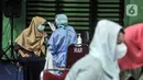 Pencari suaka mengikuti rangkaian pemeriksaan kesehatan sebelum vaksinasi COVID-19 Sinopharm di GOR Bulungan, Kebayoran Baru, Jakarta, Kamis (7/10/2021). Total vaksin yang akan diberikan untuk tahap pertama dan kedua adalah 1.200 dosis. (merdeka.com/Iqbal S. Nugroho)