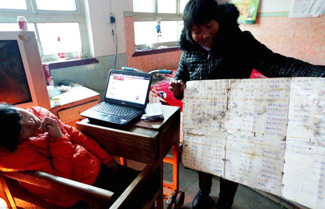 Ibu Guo dengan sabar mengajarinya huruf pinyin | foto: copyright chinadaily.com.cn