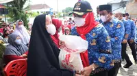 Wali Kota Bandar Lampung Eva Dwiana menyerahkan langsung bantuan paket beras di 20 kecamatan di Bandar Lampung/Istimewa.