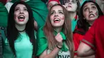 Fans cantik Portugal terlihat kegirangan saat timnya mencetak gol ke gawang Wales pada semi-final Piala Eropa 2016 di Fans Zone Champ de Mars,  Paris, Kamis  (7/7/2016) dini hari WIB. (AFP/Geofroy Van Der Hasselt)