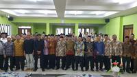 Puluhan penyuluh agama perwakilan seluruh Kantor Urusan Agama (KUA) Kementerian Agama (Kemenag) Garut, Jawa Barat, mendapat pelatihan jurnalistik dan bijak dalam menggunakan media sosial (Medsos). (Liputan6.com/Jayadi Supriadin)