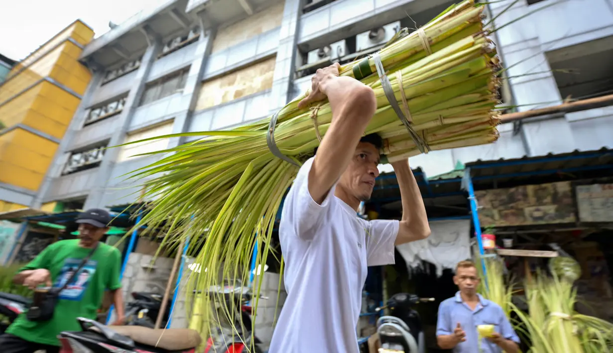 Selain untuk memasak, anyaman ketupat dari daun kelapa juga bisa digunakan sebagai dekorasi saat Lebaran. (BAY ISMOYO/AFP)