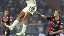 Pemain AS Roma, Paulo Dybala menyundul bola saat laga lanjutan Liga Italia 2023/2024 melawan Genoa yang berlangsung di Luigi Ferraris Stadium, Genoa, Italia, Jumat (29/09/2023) dini hari WIB. (AP Photo/LaPresse/Tano Pecoraro)