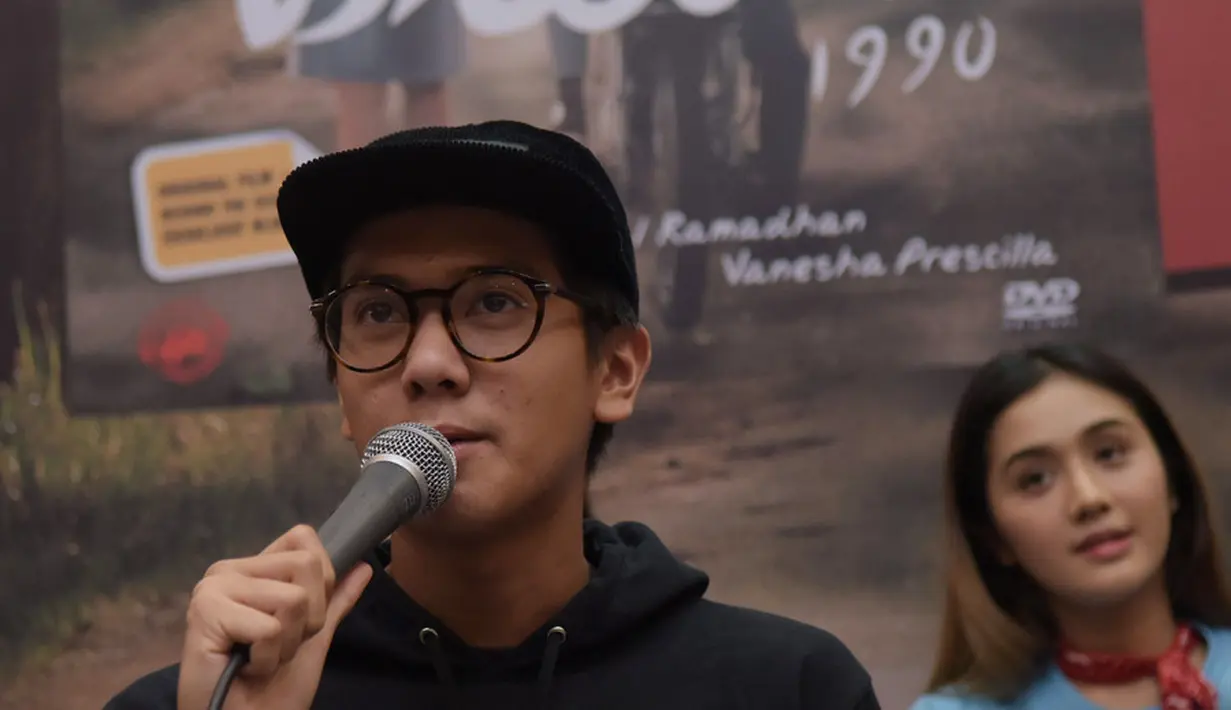 Nah, kalau ini saat Iqbaal menghadiri peluncuran film Dilan 1990. Selalu tampil simpel, di sini dirinya tampil serba gelap dengan jamper, kacamata, dan topi berwarna hitam. Gimana, tetap memesona bukan? (Kapanlagi.com/Muhammad Akrom Sukarya)