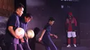 Freestyler unjuk kebolehan memainkan si kulit bundar saat berlangsungnya syukuran peluncuran bola.com. (Arief Bagus/bola.com)