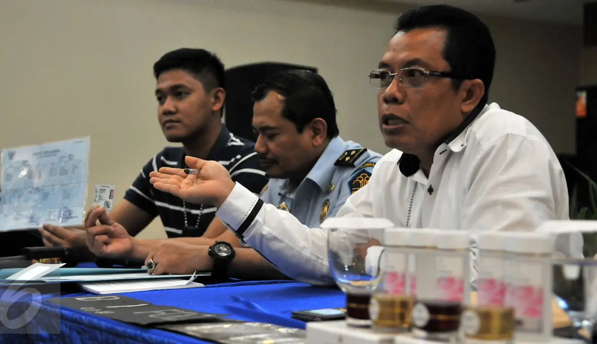 Petugas imigrasi beserta Kepolisian Polres Jaksel memberikan keterangan pers  di Kantor Imigrasi, Jakarta, Kamis (21/1/2016). Petugas imigrasi mengamankan ratusan kosmetik kecantikan yang diduga ilegal. (Liputan6.com/Yoppy Renato)