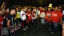 Salah satu perwakilan kelompok suporter memberikan sambutan usai Trofeo Calcio Charity yang digelar di Lapangan Pertamina Simprug, Jakarta, Sabtu (11/7/2015). Turnamen tersebut merupakan laga amal untuk Alfin Tuasalamony. (Liputan6.com/Helmi Fithriansyah)