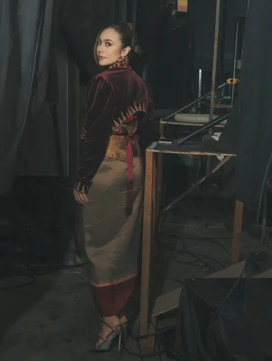 Gaya rambut elegan Wulan Guritno ketika mengenakan busana yang memiliki sentuhan wastra. Ia menyanggul rambutnya ke belakang dengan menyisakan sedikit bagian di depan untuk membingkai wajahnya dengan lebih baik dan cantik. [Foto: Instagram/wulanguritno]