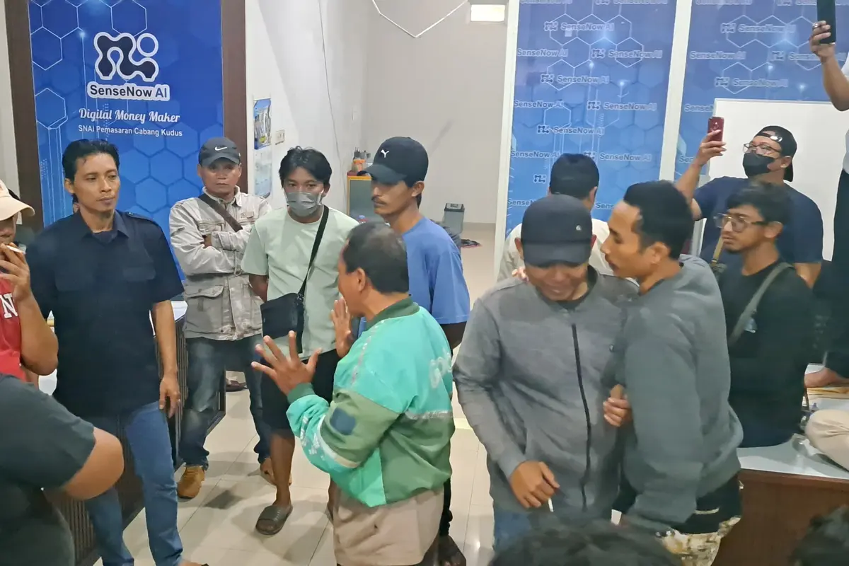Para nasabah investasi trading meng geruduk kantor manajemen SNAI Kudus