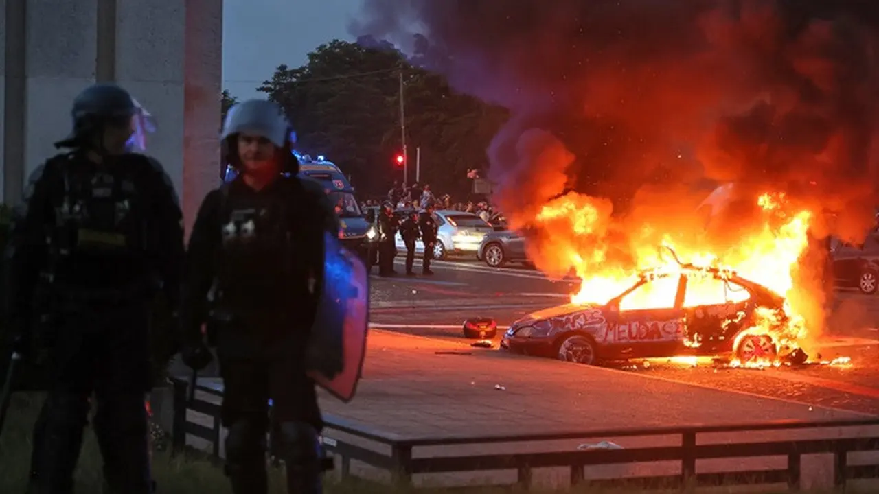 Sebuah mobil terbakar saat para pendukung Paris Saint-Germain (PSG) merayakan kemenangan tim mereka setelah final Liga Champions melawan Arsenal di Budapest, di Paris, Prancis, Sabtu (30/5/2026).
