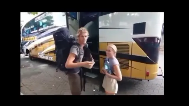 Viral Pria di Terminal Bantu Wisman Naik Bus, Bahasa Inggrisnya Logat Jawa tapi Banjir Pujian.