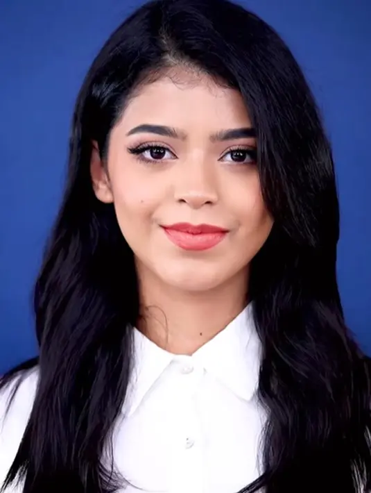 Dengan latar berwarna biru, Jharna tampil memukau dengan makeup simpel dengan nuansa merah muda. [Foto: Instagram/jharnabhagwani]