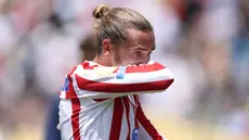 Ekspresi kecewa pemain Atletico Madrid, Antoine Griezmann setelah timnya gagal lolos ke babak 16 besar Piala Dunia Antarklub 2025 meski menang atas Botafogo dalam laga yang berlangsung di Rose Bowl stadium, Los Angeles, Amerika Serikat, Selasa (24/06/2025). (AFP/Stu Forster)