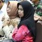 Keluarga korban kecelakaan pesawat Lion Air JT 610 berdoa bersama usai pemaparan evaluasi proses evakuasi di Jakarta, Senin (5/11). Konfrensi pers tersebut memberikan hasil perkembangan terkini mengenai pencarian korban. (Liputan6.com/Immanuel Antonius)