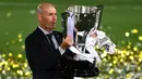 Zinedine Zidane. Pelatih asal Prancis yang kini berusia 49 tahun ini menangangi Real Madrid dalam dua periode, Januari 2016 hingga 2017/2018 dan Maret 2019 hingga 2020/2021. Ia berhasil mempersembahkan dua gelar La Liga di musim 2016/2017 dan 2019/2020. (AFP/Gabriel Bouys)