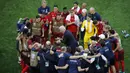 Pelatih Swiss Bosnia-Swiss Vladimir Petkovic (tengah) memberikan semangat kepada timnya sebelum pertandingan babak tambahan ketika Perempatfinal EURO 2020 antara Swiss melawan Spanyol di Stadion Krestovsky, Saint Petersburg pada 2 Juli 2021. (AFP/PoolAnton Vaganov)