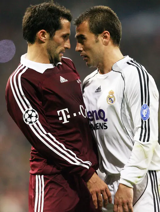 Pemain Bayern Munchen Hasan Salihamidzic (kiri) bersitegang dengan pemain Real Madrid Fabio Cannavaro saat leg pertama pertandingan 16 besar Liga Champions di stadion Santiago Bernabeu di Madrid (20 /2/2007). (AFP PHOTO / JAVIER PHOTO Soriano)