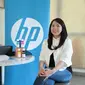 Ellya Cen, Indonesia Print Category Manager, HP Inc dengan HP Ink Tank 415 Wireless Printer pada acara HP Print Workshop untuk UKM dan bisnis rumahan.