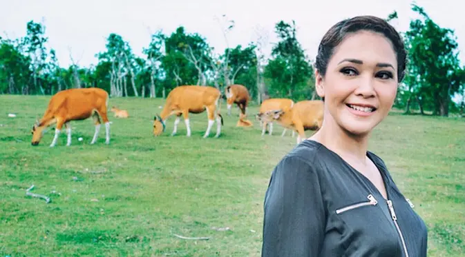Maia tidak hanya membagikan foto berlatar kerbau, tapi juga foto berlatar pemandangan alam yang hijau. Beberapa ekor sapi sedang makan rumput. "Saya si gembala sapi...😄😄 Yeehhhaaawwww...(Angon sapi)," tulis Maia Estianty. (Instagram/maiaestiantyreal)