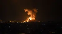 Ledakan yang disebabkan oleh serangan udara Israel di Jalur Gaza terlihat pada Selasa (11/5/2021) pagi. Israel membalas roket kelompok Hamas, yang merupakan respons atas kerusuhan Al-Aqsa, dengan meluncurkan serangan udara ke perbatasan Gaza. (AP Photo/Khalil Hamra)