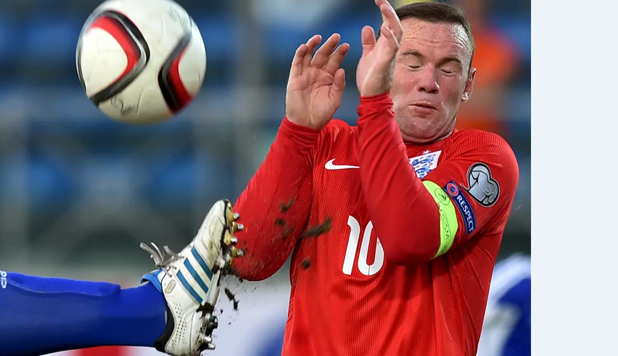Striker Inggris, Wayne Rooney, melindungi diri dari kaki pemain San Marino dalam Kualifikasi Piala Eropa 2016 di Stadion Olimpiade, Serravalle, San Marino, (5/9/2015). (Reuters/Alberto Lingria)