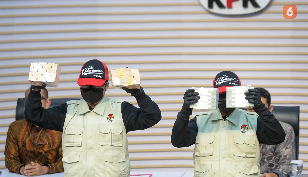 Petugas KPK menunjukkan barang bukti uang tunai hasil operasi tangkap tangan (OTT) terkait dugaan suap pengurusan Hak Guna Bangunan (HGB) di Kantor BPN Kabupaten Bogor, Jakarta, Selasa (15/9/2026). Uang sitaan tersebut bernilai sekitar Rp106,3 miliar. (KLY/Budy Santoso)