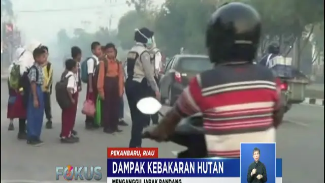 Agar tidak tercemar asap dan menganggu pernapasan, warga sudah mulai mengunakan masker saat berada di luar rumah.