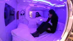 Karyawan menunjukkan kamar kapsul sebelum pembukaan hotel kapsul pertama di Balkan, di Ljubljana, Slovenia, Selasa (9/4/2019). Hotel ini memiliki 10 kapsul di bekas ruangan telepon yang dilengkapi dengan TV dan brankas. (REUTERS/Srdjan Zivulovic)