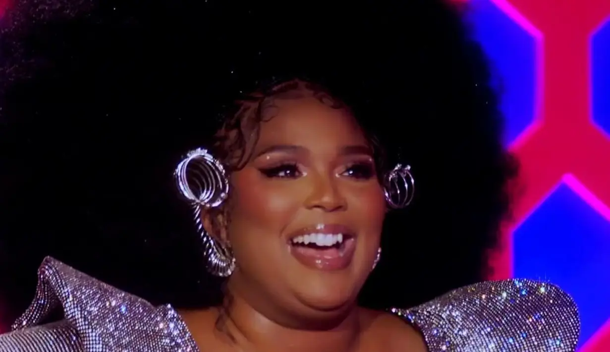 Ear cuff Rinaldy Yunardi terlihat stunning dalam balutan mini dress full kristal dan rambut bergaya afro. (Foto: Instagram @lizzobeeating)