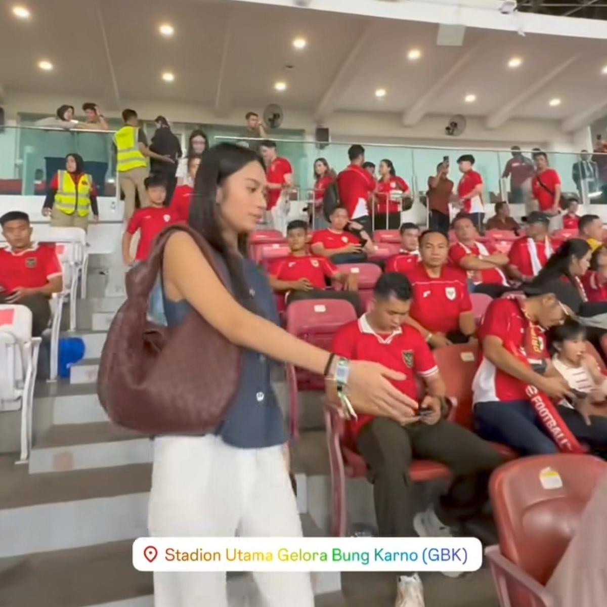 Dititip Nia Ramadhani, Potret Magika Ditemani Azizah Salsha Saksikan Laga Timnas Indonesia Vs China di GBK