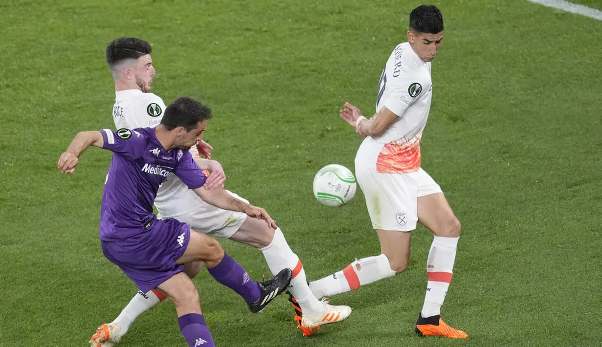 <p>Namun, keunggulan West Ham hanya bertahan lima menit. Fiorentina sukses membuat skor kembali menjadi imbang berkat gol Bonaventura pada menit ke-67. (AP Photo/Darko Vojinovic)</p>