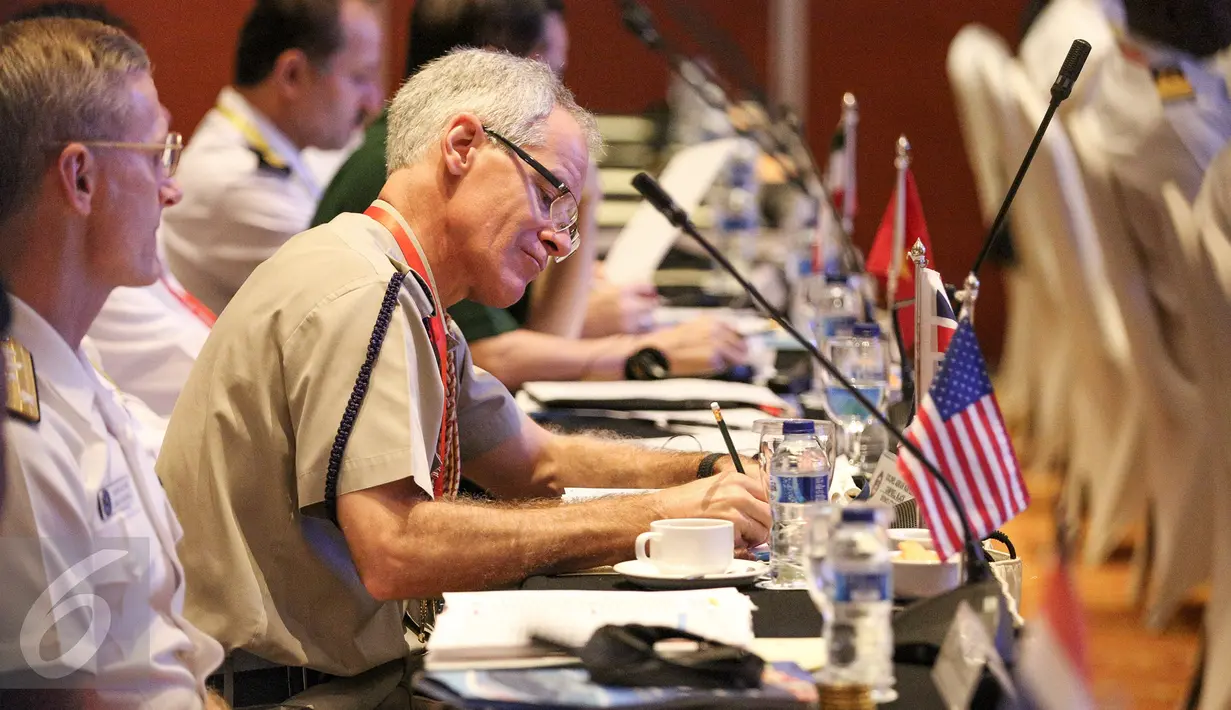 Sejumlah perwakilan Angkatan Laut dari 42 negara saat menghadiri Simposium Keamanan Maritim Internasional Kedua di Jakarta, Rabu (16/9/2015). (Liputan6.com/Faizal Fanani)
