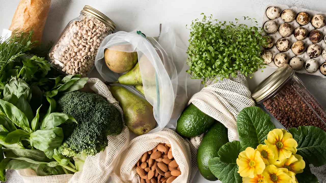 Bahan makanan yang terdiri dari sayur-sayuran,kacang, buah, dan telur puyuh (Foto Dok: Freepik/ sentelia)
