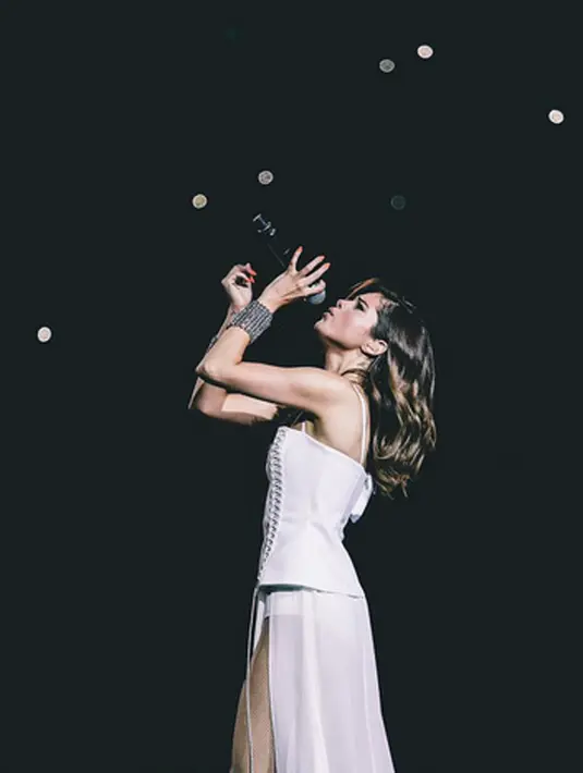 “Bella dan The Weeknd berpisah tak dramatis, tapi tentu saja ini membuatnya sakit dan patah hati ketika The Weeknd berpaling begitu cepat ke Selena Gomez,” ucap sumber pada PEOPLE. (Instagram/Selena Gomez)