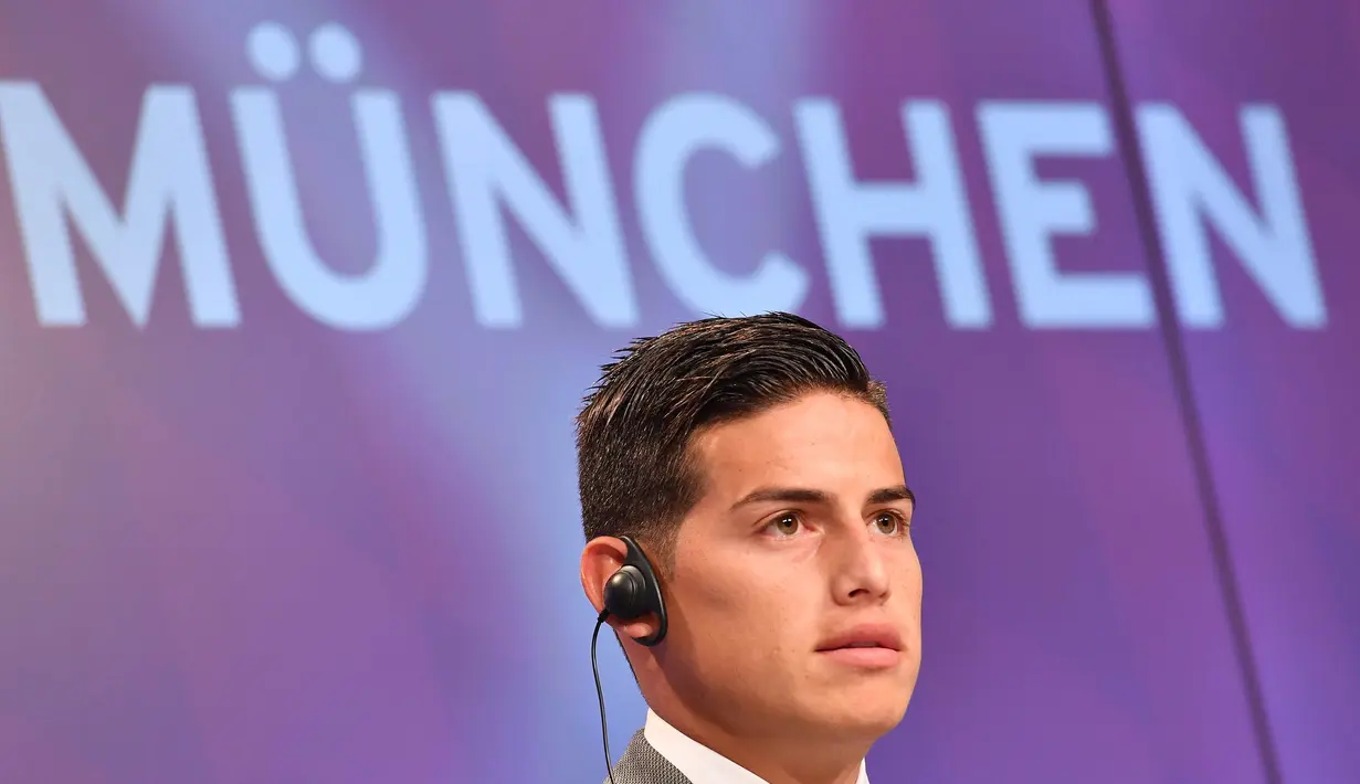 Mantan pemain Real Madrid, James Rodriguez, diperkenalkan sebagai pemain baru Bayern Munchen saat jumpa pers di Munchen, Rabu (12/7/2017). (EPA/Lukas Barth)