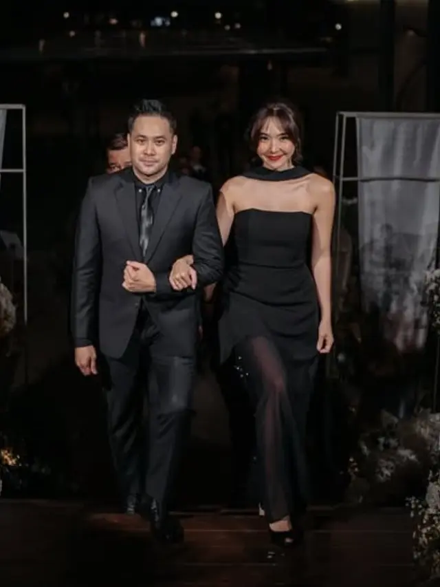 Penampillan Gisella Anastasia saat jadi bridesmaids dibalut dress hitam saat acara resepsi. [@gisel_la]