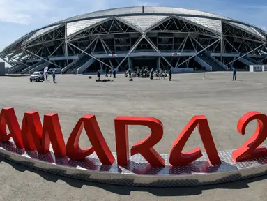 Logo bertuliskan "Samara 2018" terlihat di luar gedung Samara Arena yang juga dikenal sebagai Kosmos Arena di Rusia, 6 Mei 2018. Samara Arena adalah salah satu dari 12 venue untuk penyelenggaraan Piala Dunia 2018 Rusia musim panas ini (AFP/Mladen ANTONOV)