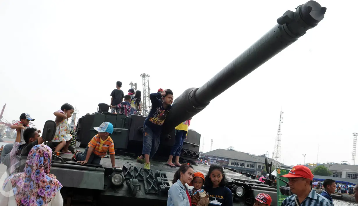 Mobil tank menjadi salah satu daya tarik saat  Open Day Kolinlamil di Tanjung Priok, Jakarta, Minggu (24/7). Warga sekitar menyambut antusias acara HUT KOLINLAMIL 1 Juli 2016 yang Ke-55. (Liputan6.com/Helmi Afandi)