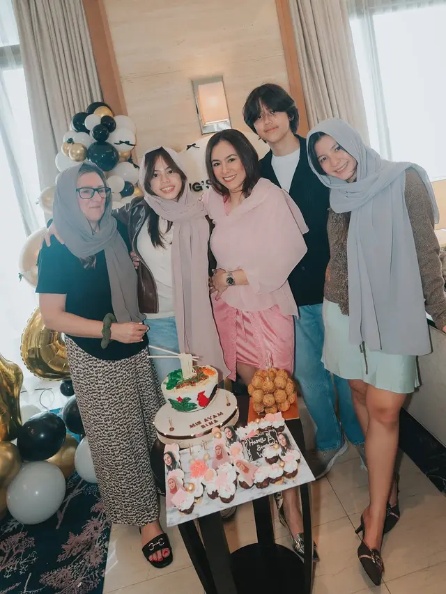 Gaya Wulan Guritno Jadi “Ibu Norma Risma” di Ultah ke-44, Shalom Razade dan Para Tamu Kompak Pakai Kerudung