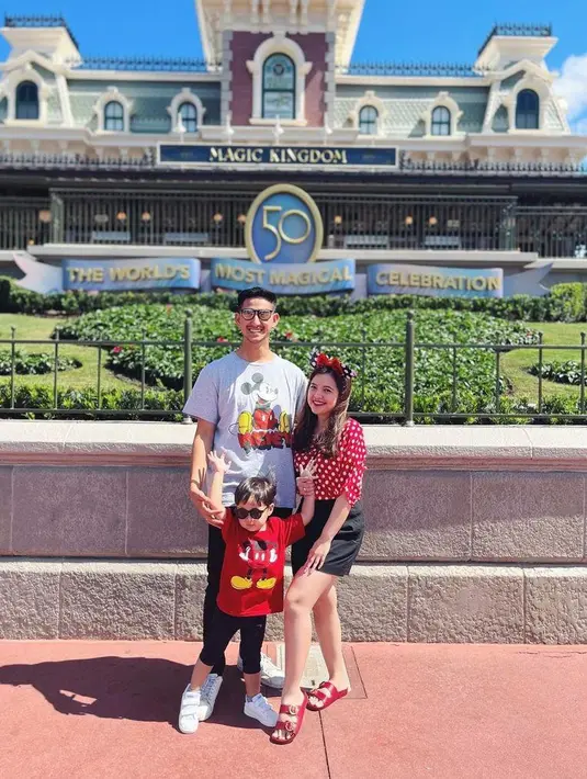 Tiru gaya ayahnya, Arrasya tampil menggemaskan mengenakan kaos mickey mouse, celana panjang, serta kacamata hitam. (Instagram/tasyakamila).