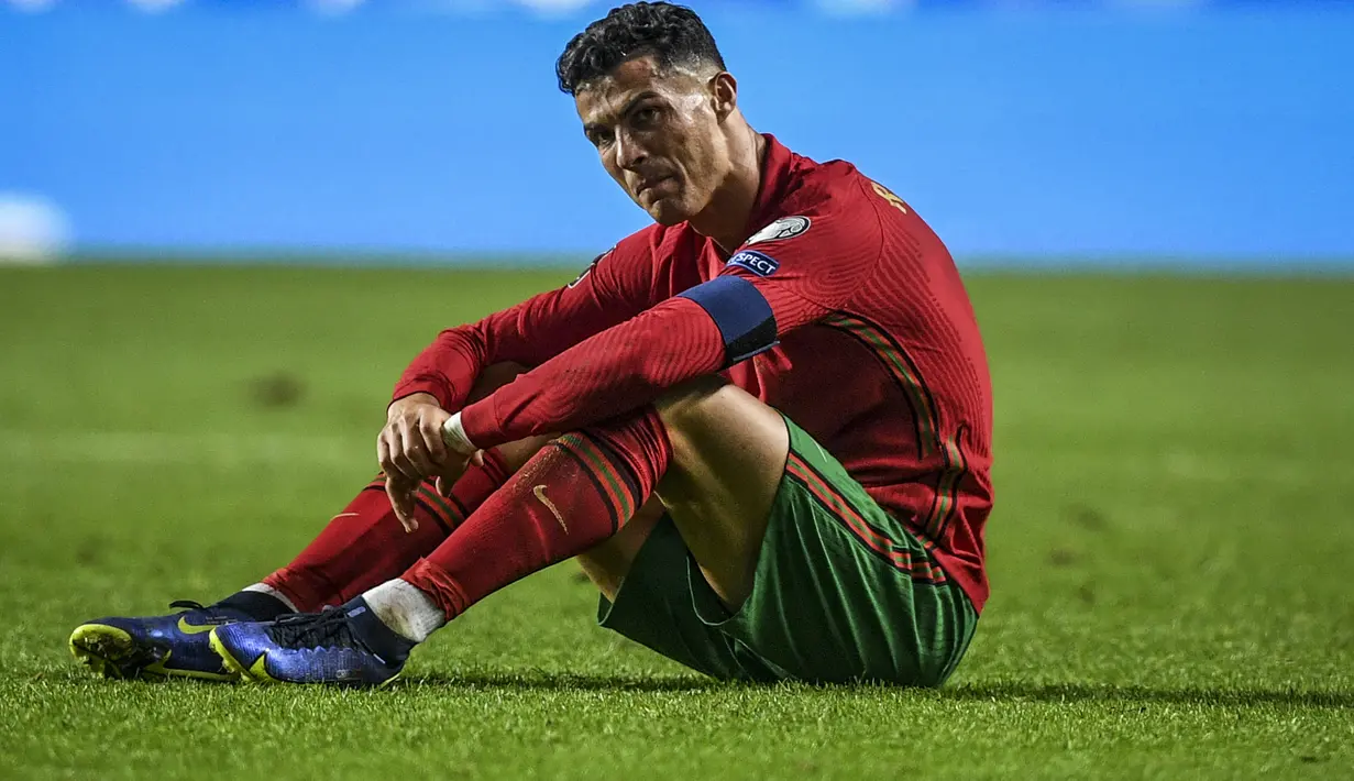 Bintang sekaligus kapten Timnas Portugal, Cristiano Ronaldo menjadi sosok yang paling terpukul atas kekalahan 1-2 dari Serbia yang berakibat melayangnya tiket lolos langsung ke Putaran Final Piala Dunia 2022 di Qatar. A Selecao pun harus berjuang di babak play-off. (AFP/Patricia De Melo Moreira)