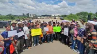 LSM dan warga melakukan unjuk rasa (demo) meminta ganti rugi lahan pembangunan kampus UIII (Kemenag), Kota Depok. (Liputan6.com/Dicky Agung Prihanto)