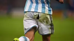 Celana Pablo Zabaleta dari Argentina terlihat robek (15/6/2014) (AFP Photo/Christophe Simon)