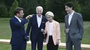 (kiri ke kanan) Presiden Prancis Emmanuel Macron, Presiden AS Joe Biden, Presiden Komisi Eropa Ursula von der Leyen, dan Perdana Menteri Kanada Justin Trudeau berbincang usai foto bersama pada KTT G7 di Castle Elmau, Kruen, dekat Garmisch-Partenkirchen, Jerman , 26 Juni 2022. Kelompok tujuh kekuatan ekonomi terkemuka dunia menggelar pertemuan tahunan di Jerman pada Minggu sampai Selasa. (Brendan Smialowski/Pool via AP)